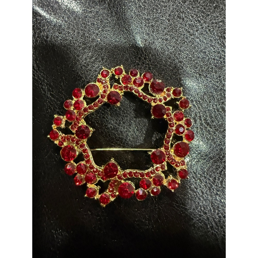 Gold Tone Red Rhinestone Wreath Brooch Pin‎ Vintage Festive Accessory